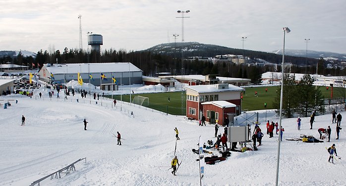 foto över ett idrottsområde med skidspår och konstgräs